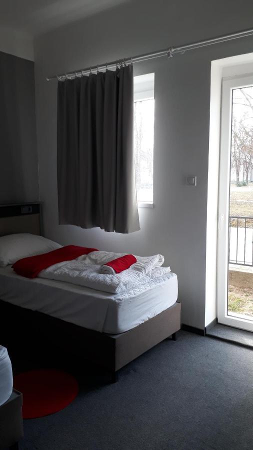 No Stress Panzio-Pizzeria-Sporttabor Bed & Breakfast Harkany Exterior photo