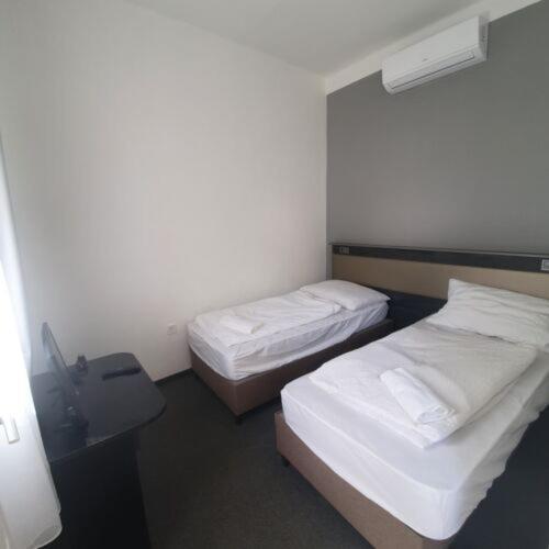 No Stress Panzio-Pizzeria-Sporttabor Bed & Breakfast Harkany Exterior photo