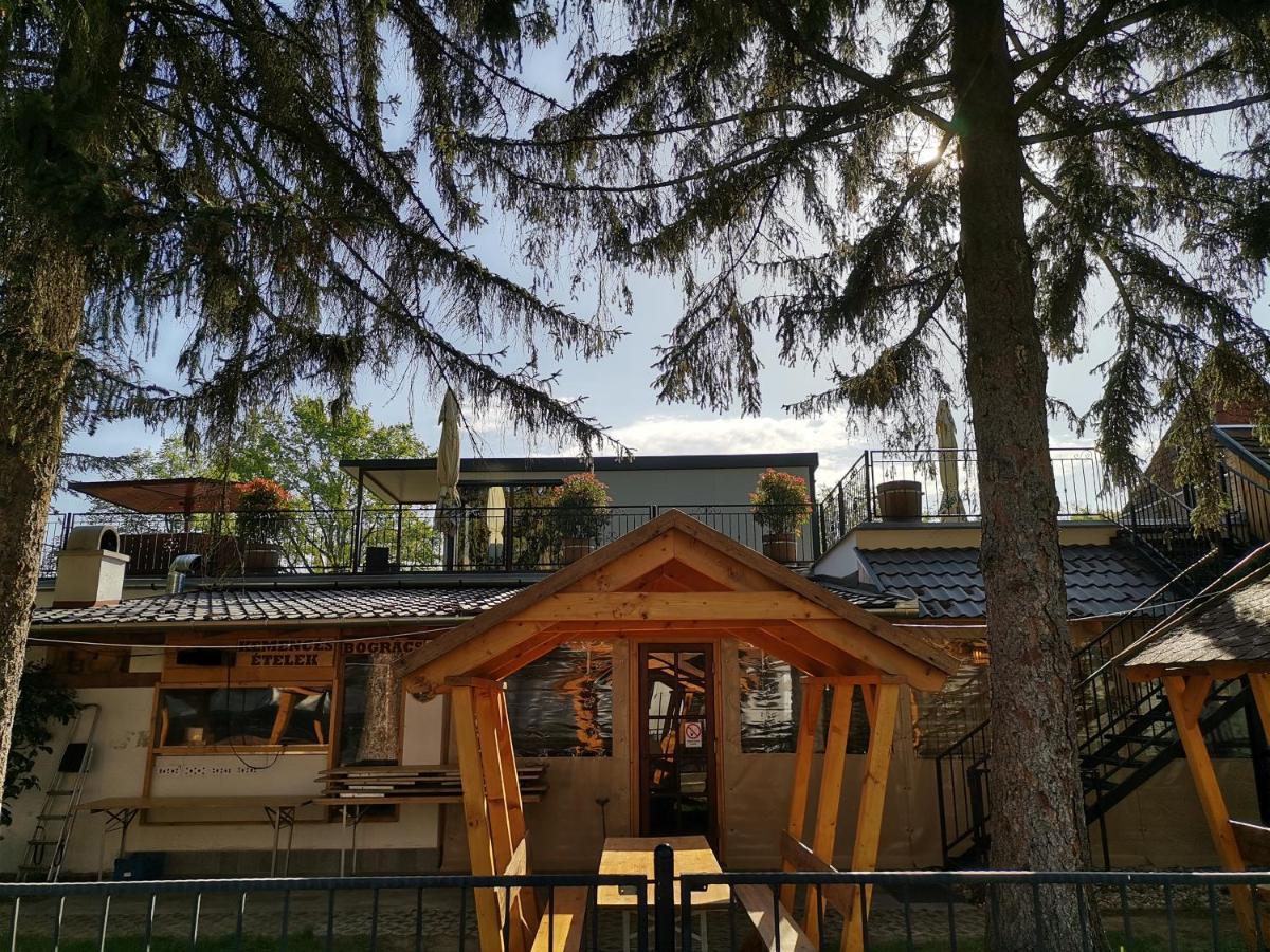 No Stress Panzio-Pizzeria-Sporttabor Bed & Breakfast Harkany Exterior photo